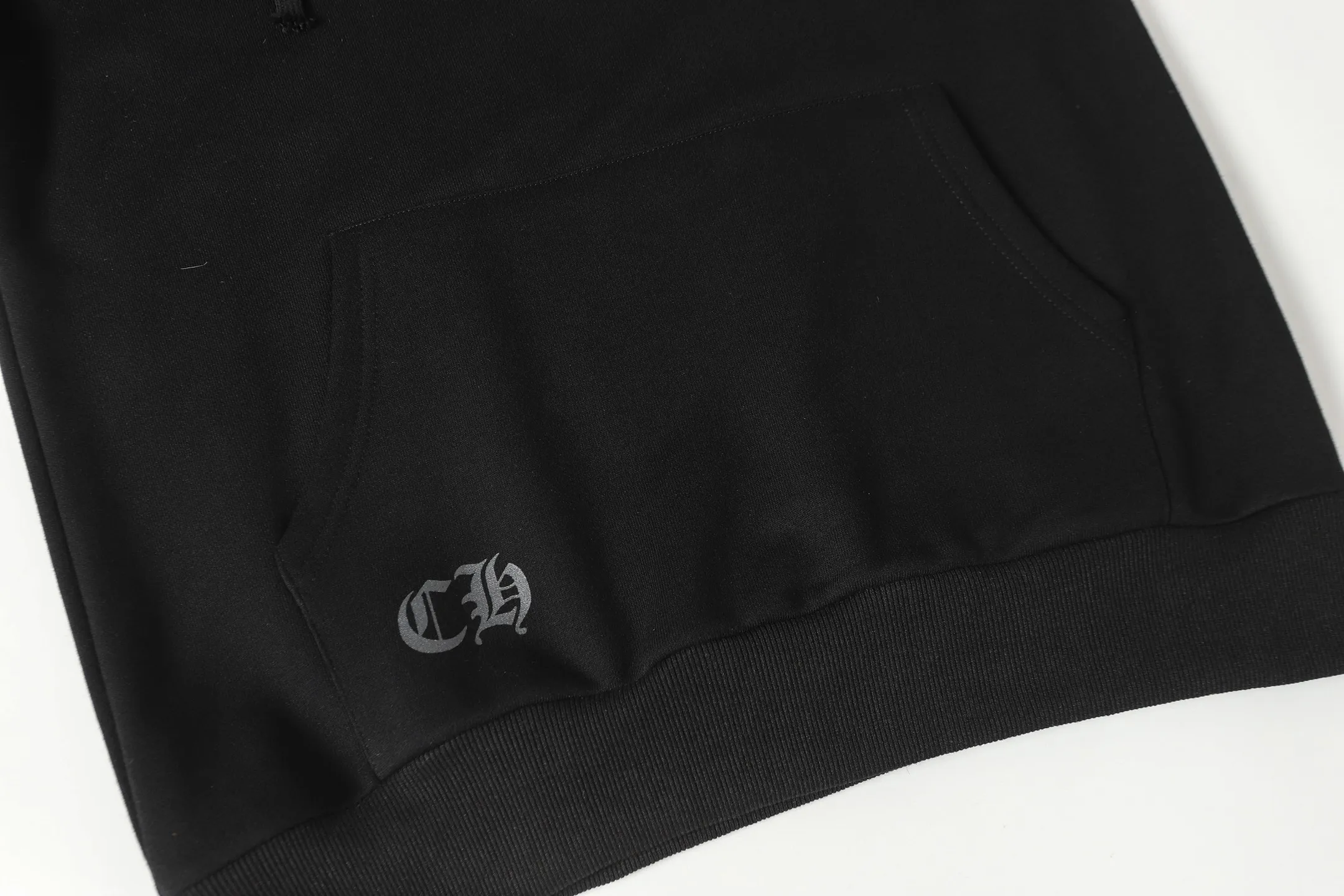 P240 Cross-border model, please do not place an order if you are pursuing quality - Chrome Hearts/Chrome Hearts Lips👄 Horseshoe Sanskrit printed hooded sweatshirt - High weight, high density and high quality. The wool is soft, delicate and skin-friendly. It feels soft and silky. It has excellent warmth and skin-friendly properties. - Custom-woven and dyed, no color difference. No matter the fabric or workmanship details, it beats the ordinary version on the market. - Hardware zipper accessories are all customized, full of details - Color: black - Size: S M L XL